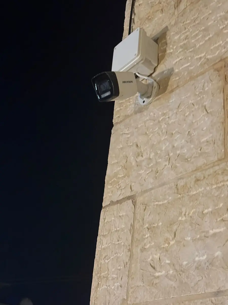 كاميرا مراقبة مركّبة على واجهة بناية في حولي